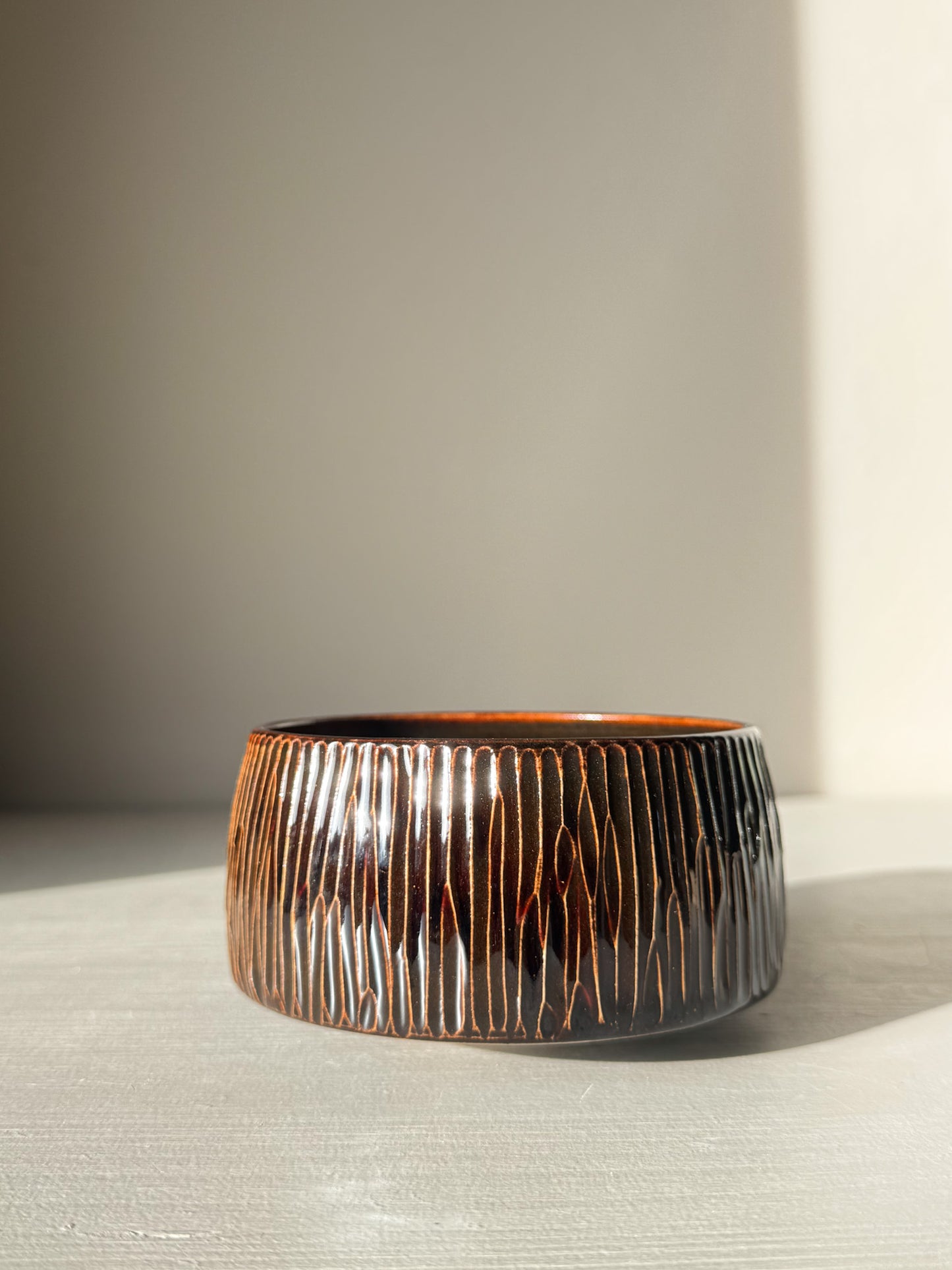 Matcha Bowl – Kinsei #02 with hand-carved vertical lines and glossy glaze.