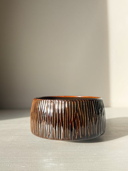 Matcha Bowl – Kinsei #02 with hand-carved vertical lines and glossy glaze.