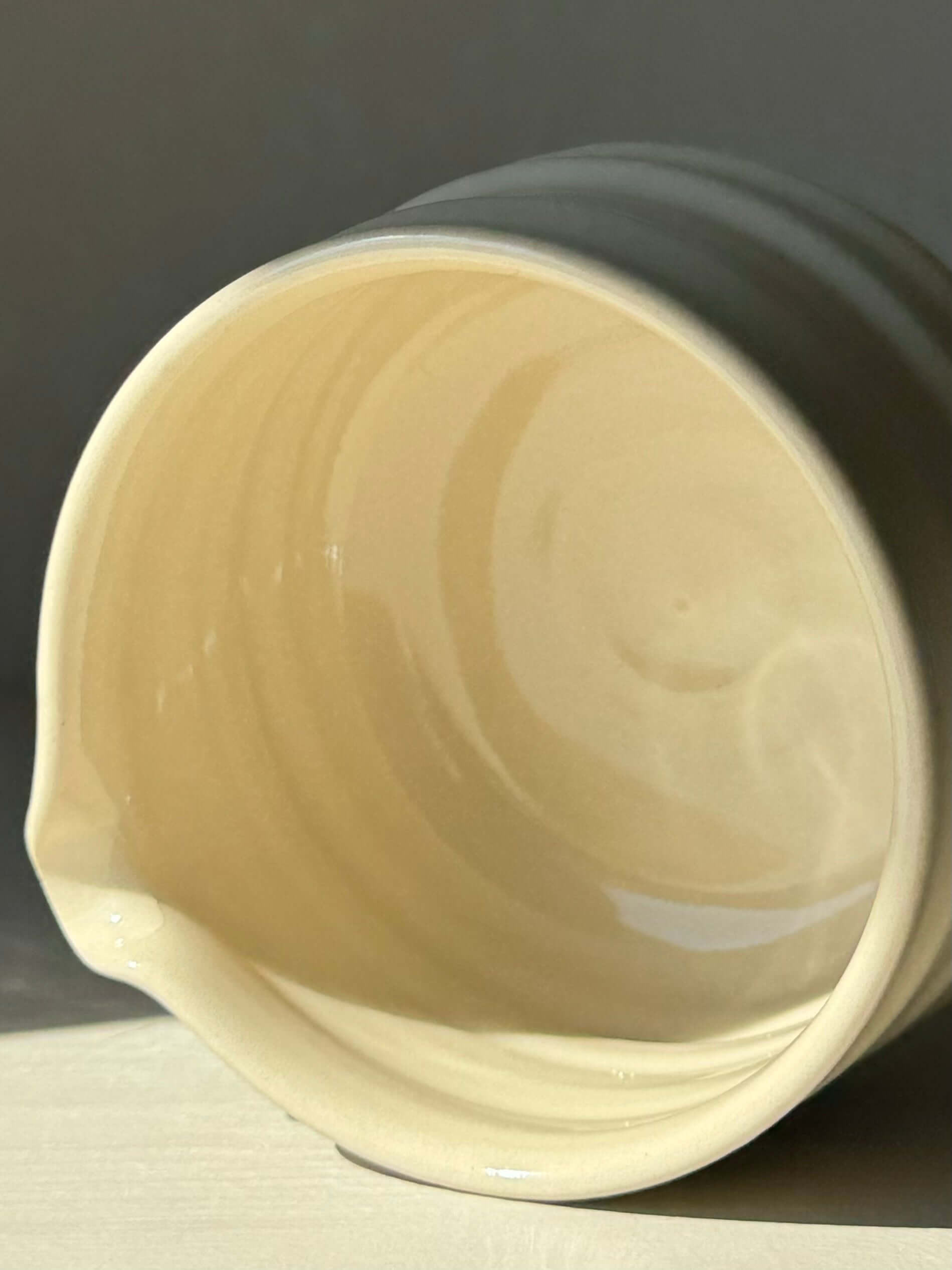 Matcha bowl with spout in clear glaze, showcasing ridged design for smooth whisking, 7.5cm height x 11cm diameter, 500ml capacity.