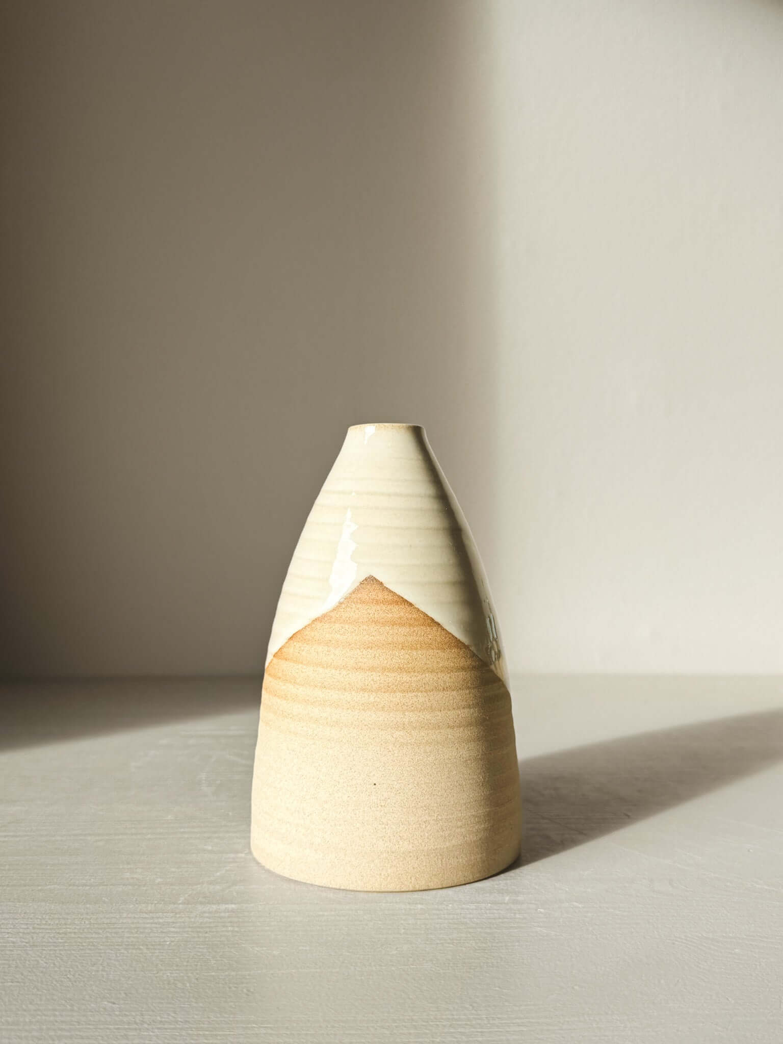 Medium Vase – Yuki #03 with soft curves and white glaze over warm clay, tall and elegant, approx. 15cm height x 10cm diameter.