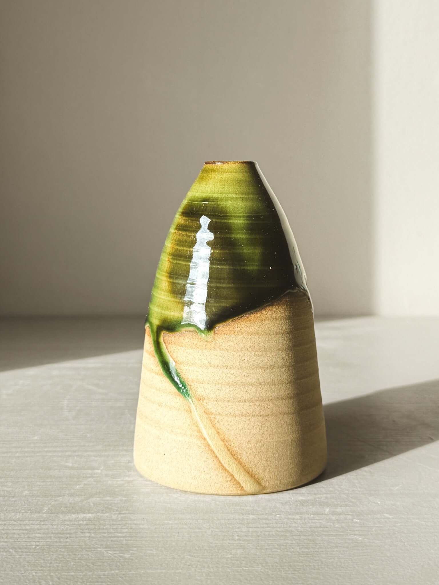 Medium Vase – Mori #02 with green glaze, tall and rounded shape, 13cm height, warm clay, perfect home decor