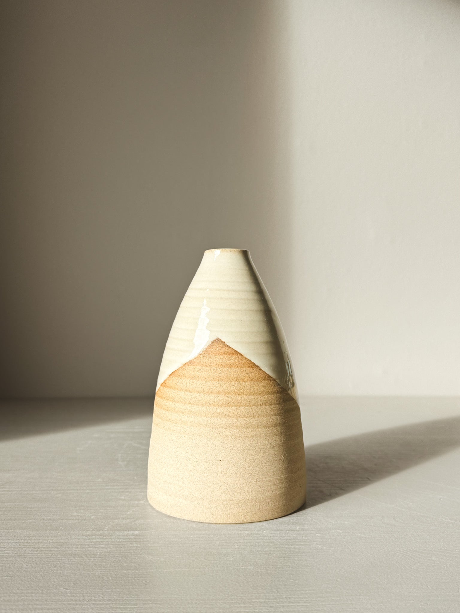 Medium Vase – Yuki #03 with soft curves and white glaze over warm clay, tall and elegant, approx. 15cm height x 10cm diameter.