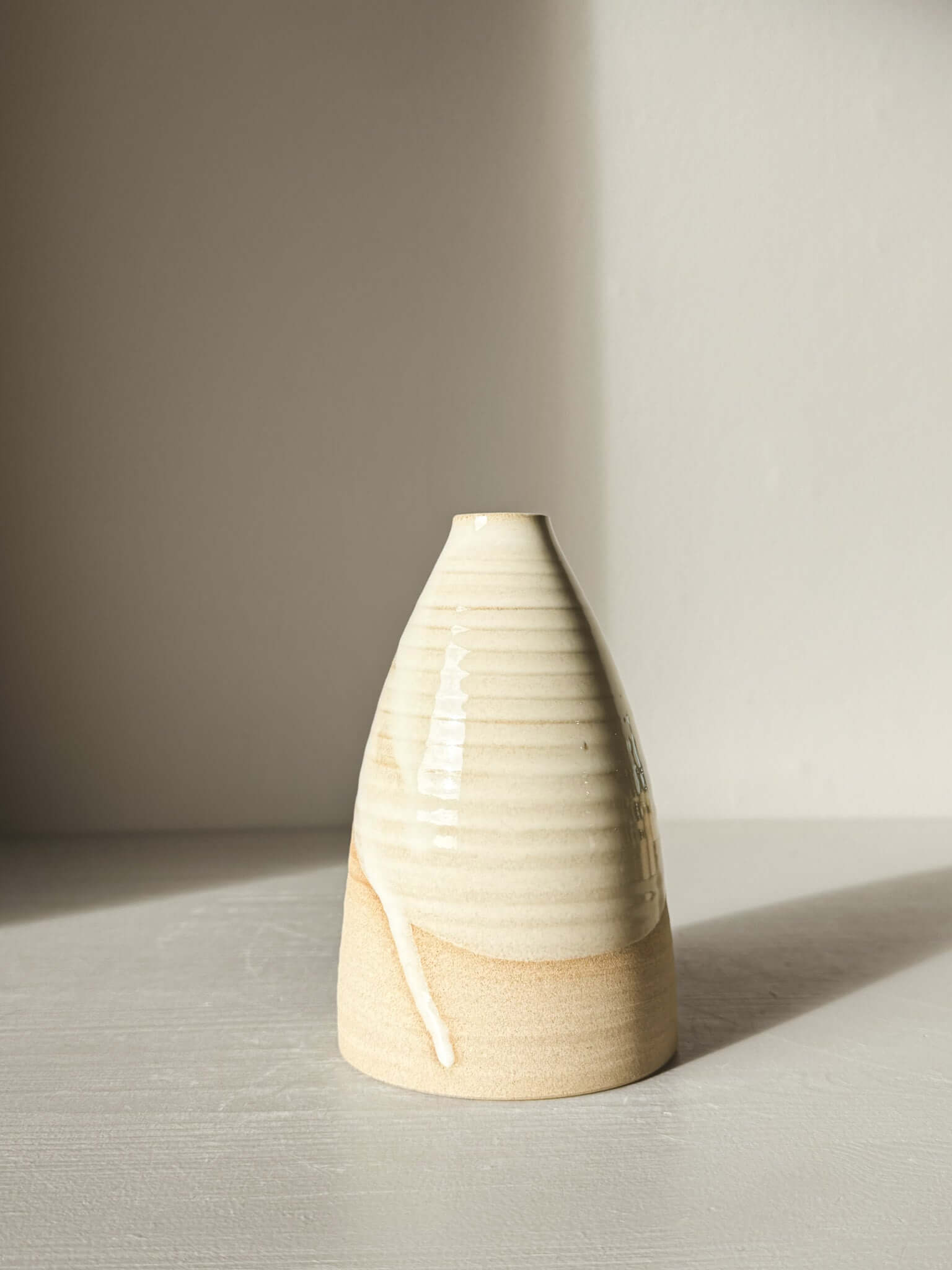 Medium Vase – Yuki #03, tall elegant vase with soft curves and white glaze, approximately 15cm in height and 10cm in diameter.