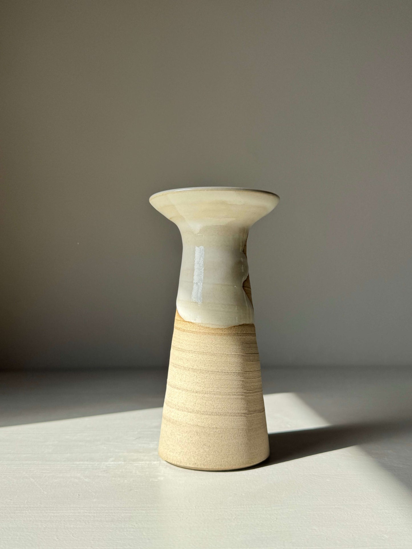 Medium Vase – Yuki Series #01, handmade ceramic with glossy white glaze and natural patterns.