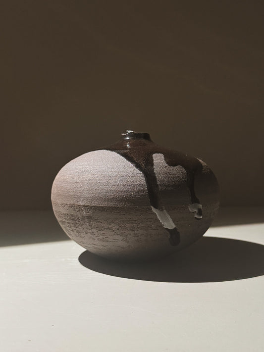 Orb Vase – Kuro Black #01 showcasing unique glaze movement and organic patterns in a sculptural form.