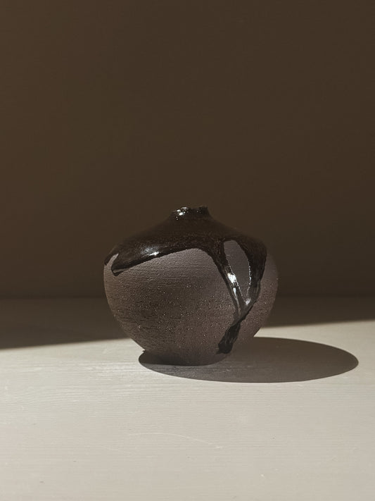 Orb Vase – Kuro Black #02 showcasing a unique spherical design with elegant glaze drips and shadows.