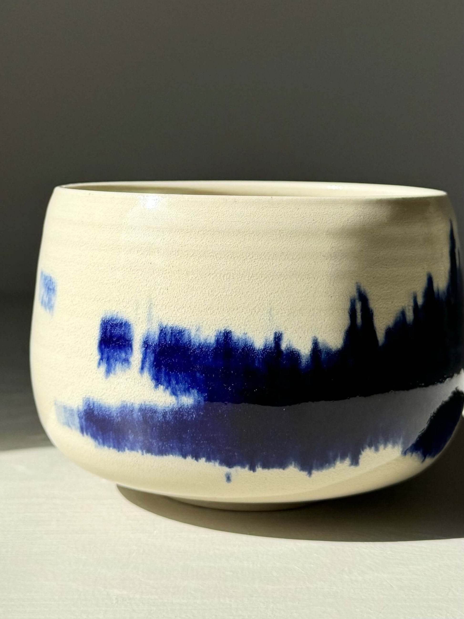 Alt Tag: Gosu Series Matcha Bowl with cobalt glaze, featuring deep blue patterns and rounded shape.
