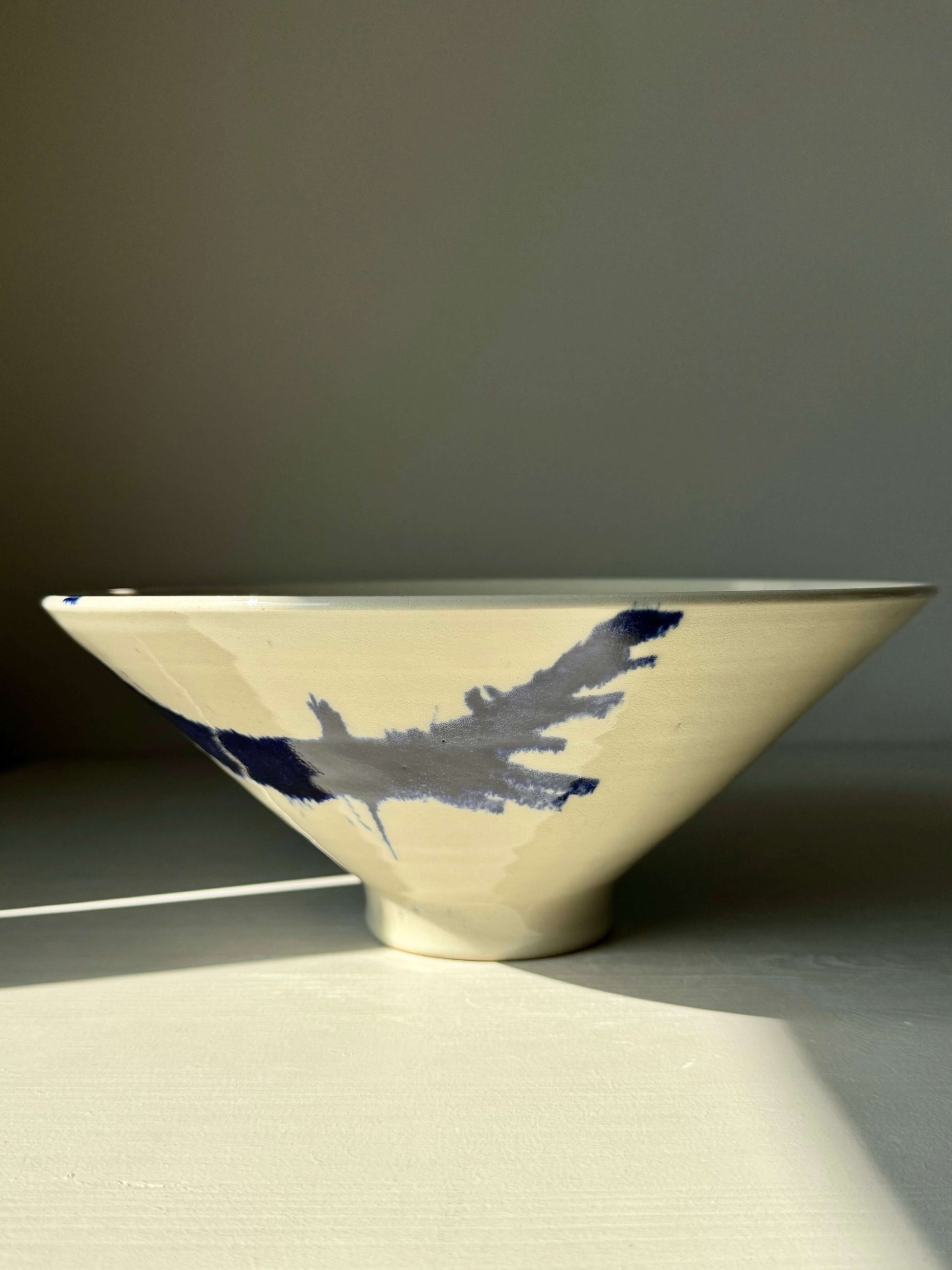 Serving Bowl - Gosu Series #02 with a modern design inspired by Japanese aesthetics, featuring a clean shape and artistic brushstroke pattern.