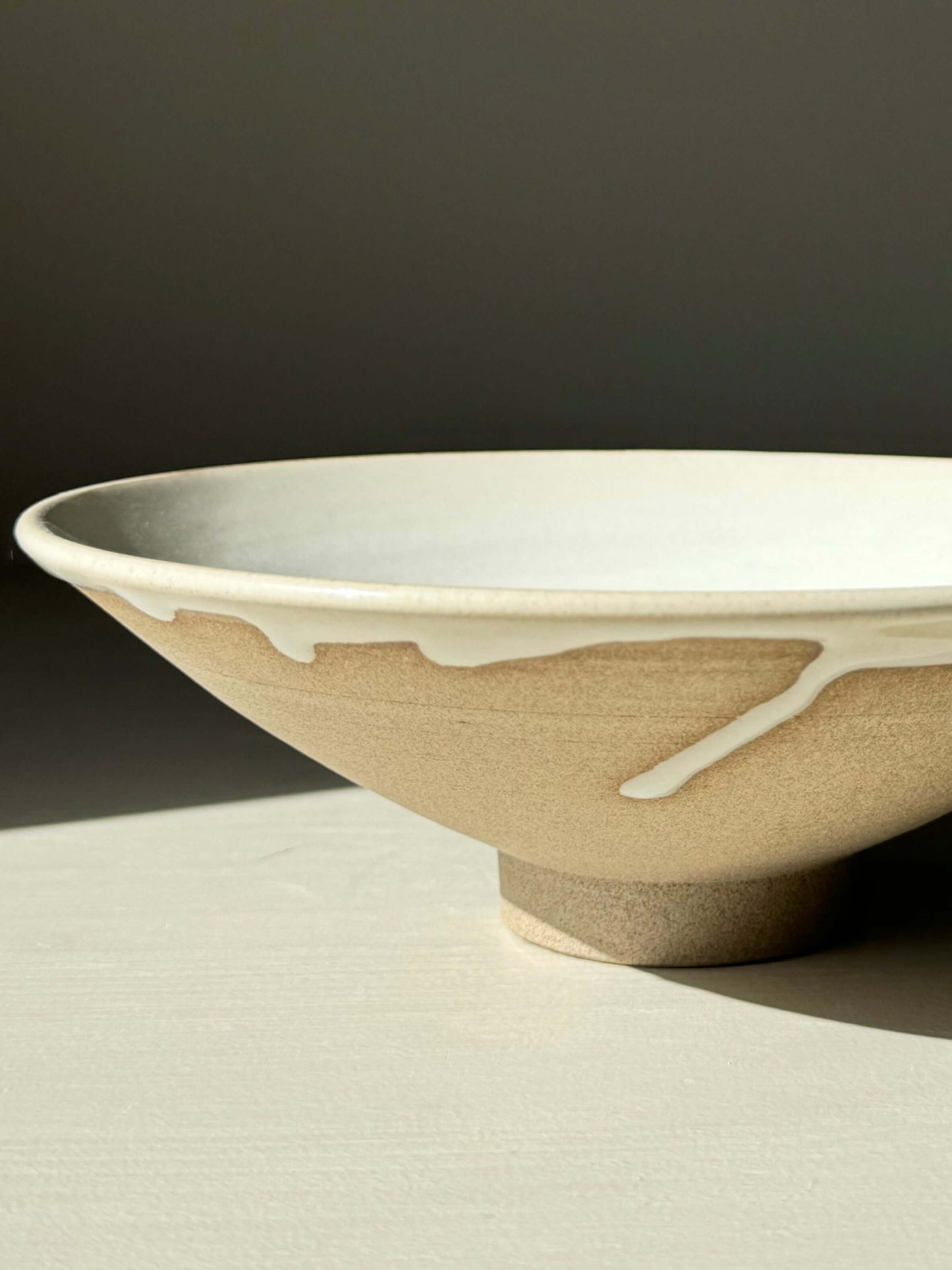 Shallow bowl from Yuki Series with toffee-toned stoneware and glossy white glaze, ideal for fruit or decor, 19 cm diameter.