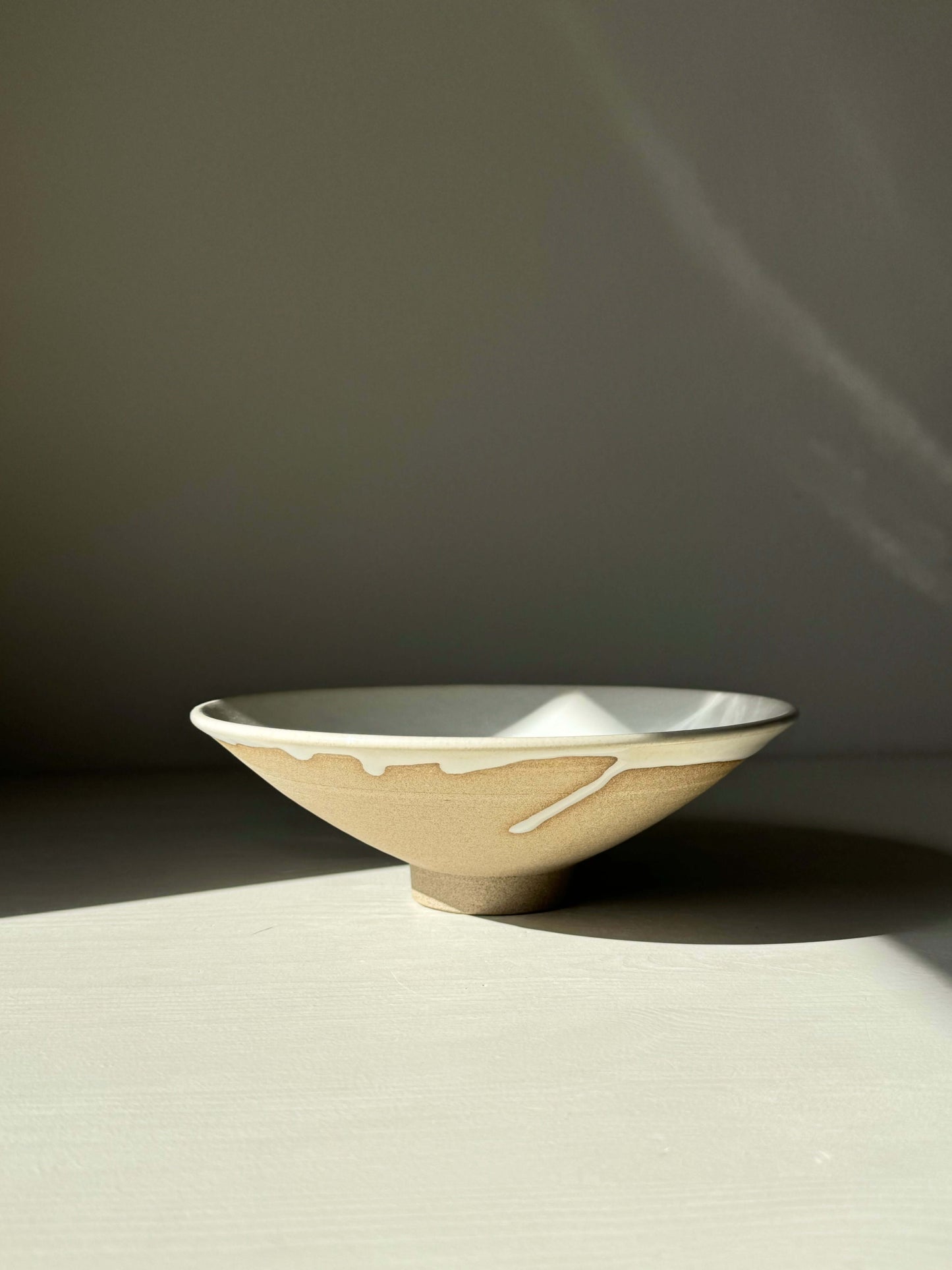 Shallow bowl from Yuki Series in toffee-toned stoneware with glossy white glaze, ideal for fruit or decor, size 19 cm diameter.