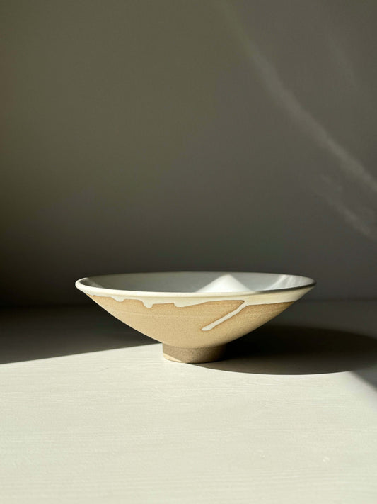 Shallow bowl from Yuki Series in toffee-toned stoneware with glossy white glaze, ideal for fruit or decor, size 19 cm diameter.