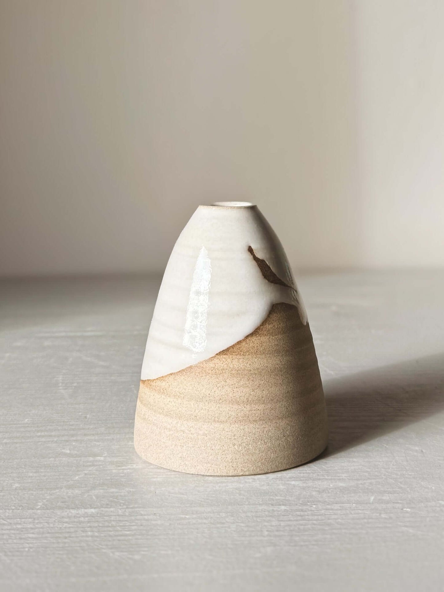 Small Vase – Yuki #01 with white glaze over warm clay, showcasing soft curves and a matte raw clay base, adding elegance to any space.