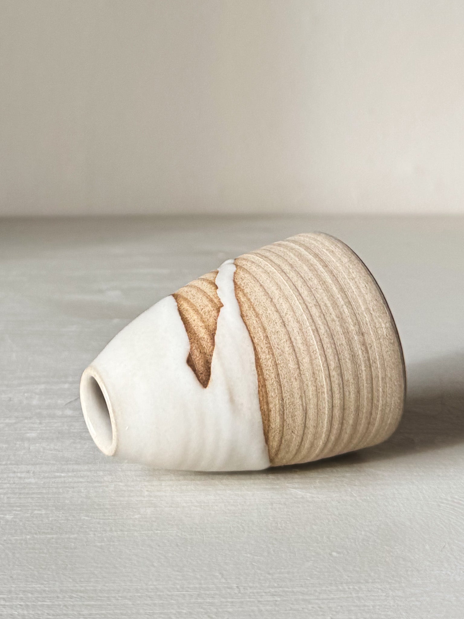 Small Vase – Yuki #02 with white glaze and warm clay, elegant design with soft curves, ideal for home decor.