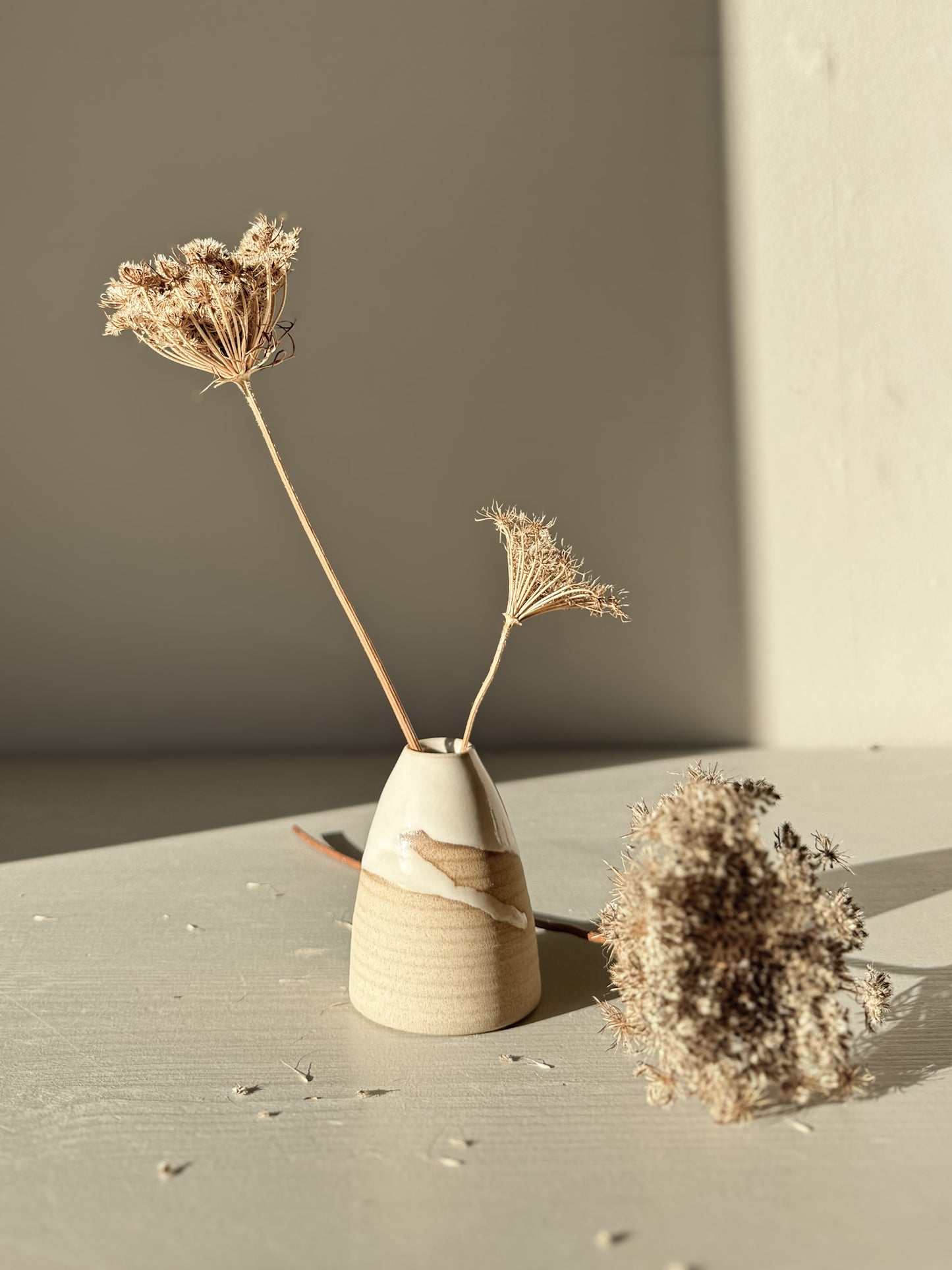 Small Vase – Yuki #02 with dried flowers, showcasing soft curves and white glaze on a warm clay base.
