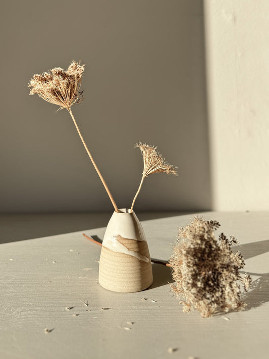 Small Vase – Yuki #02 with dried flowers, showcasing soft curves and white glaze on a warm clay base.