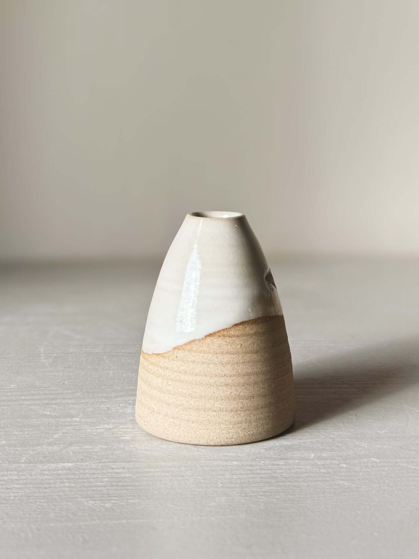 Small Vase – Yuki #02, rounded design with white glaze over raw clay, 8.5cm height, adds elegance and calm to any space.