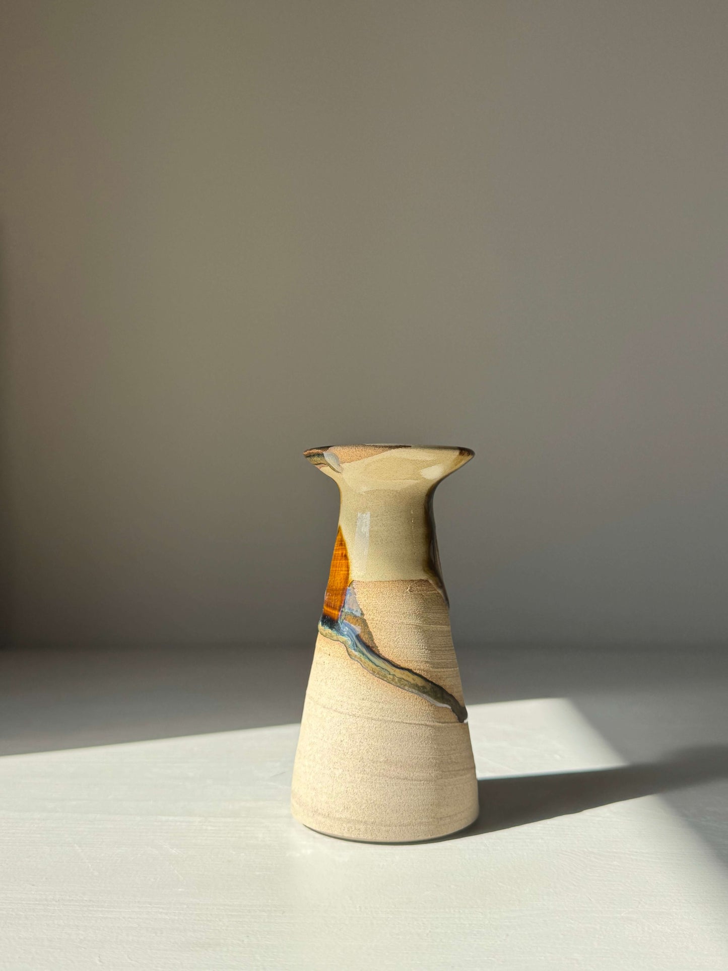 Small Vase – Inyo #01, handmade ceramic with unique glaze patterns, displaying a tall, sculptural silhouette in a softly lit setting.