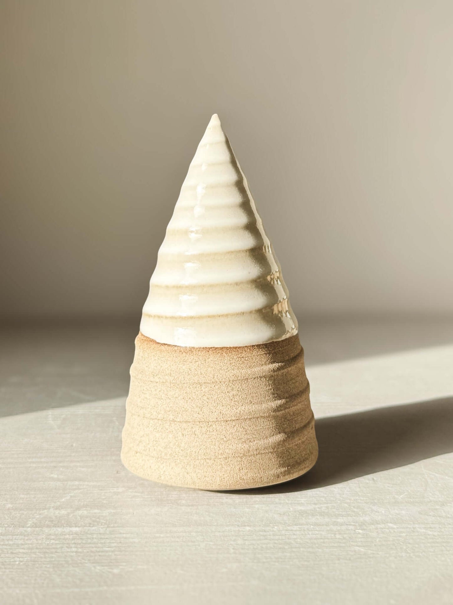 Textured Ceramic Tree – Yuki #02, featuring a glossy white glaze over warm clay, showcasing elegant ridges and a snowy gradient texture.