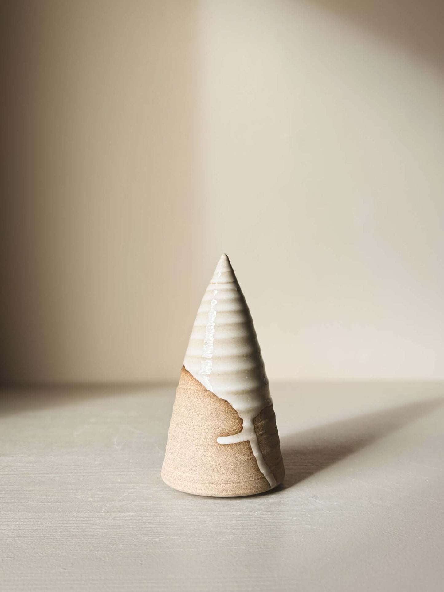 Textured Ceramic Tree – Yuki #03 with glossy white glaze over warm clay, showcasing minimalist design and soft texture.