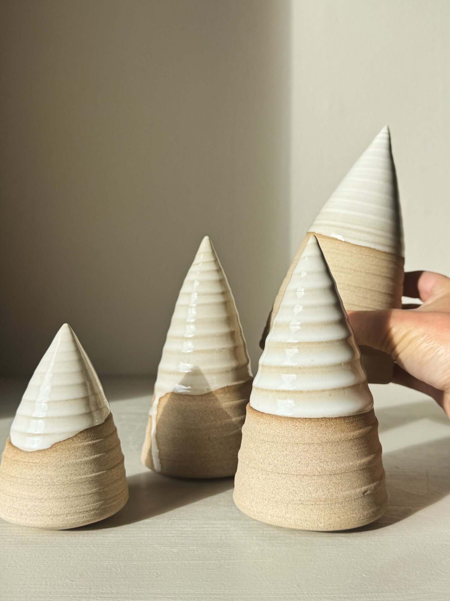 Textured Ceramic Tree – Yuki #03 with glossy white glaze and earthy tones, showcasing craftsmanship and minimalist design elegance.