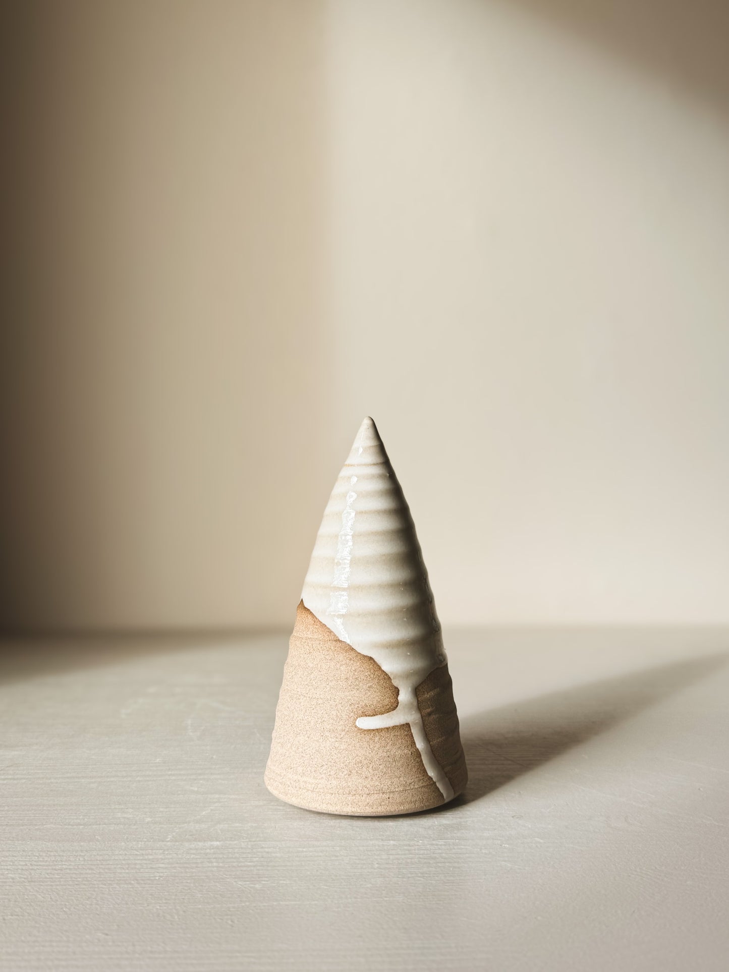 Textured Ceramic Tree – Yuki #03 with glossy white glaze over warm clay, showcasing minimalist design and soft texture.