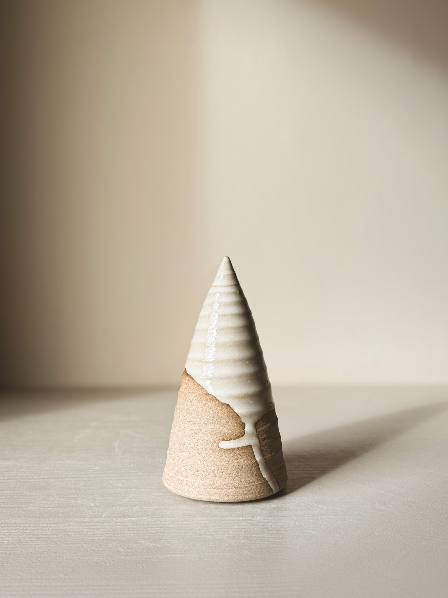 Textured Ceramic Tree – Yuki #03 with glossy white glaze over warm clay, showcasing minimalist design and soft texture.