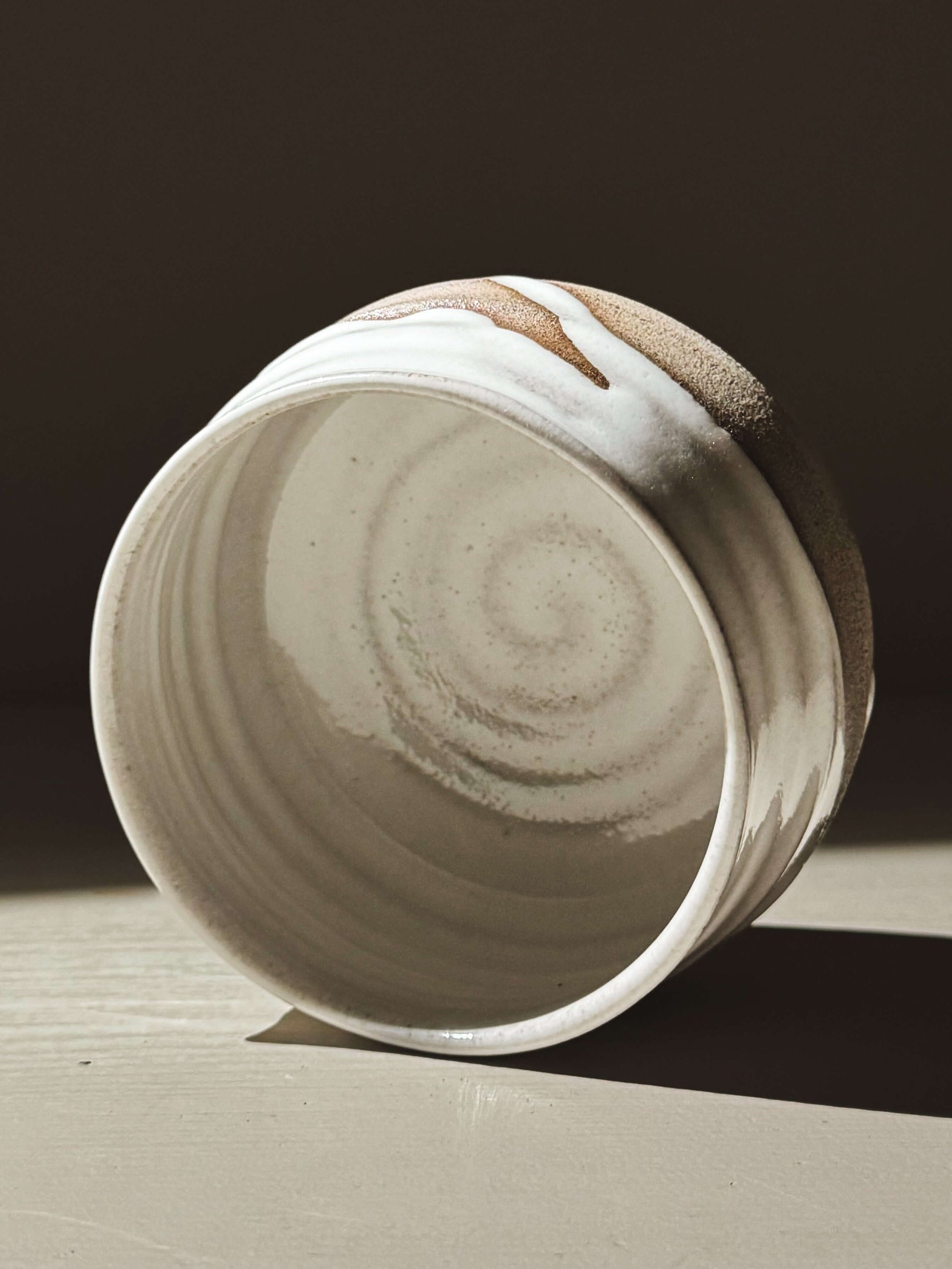 Matcha Bowl – Yuki Ash #04 featuring ash-grey clay and glossy white glaze with natural curves and glaze movement.