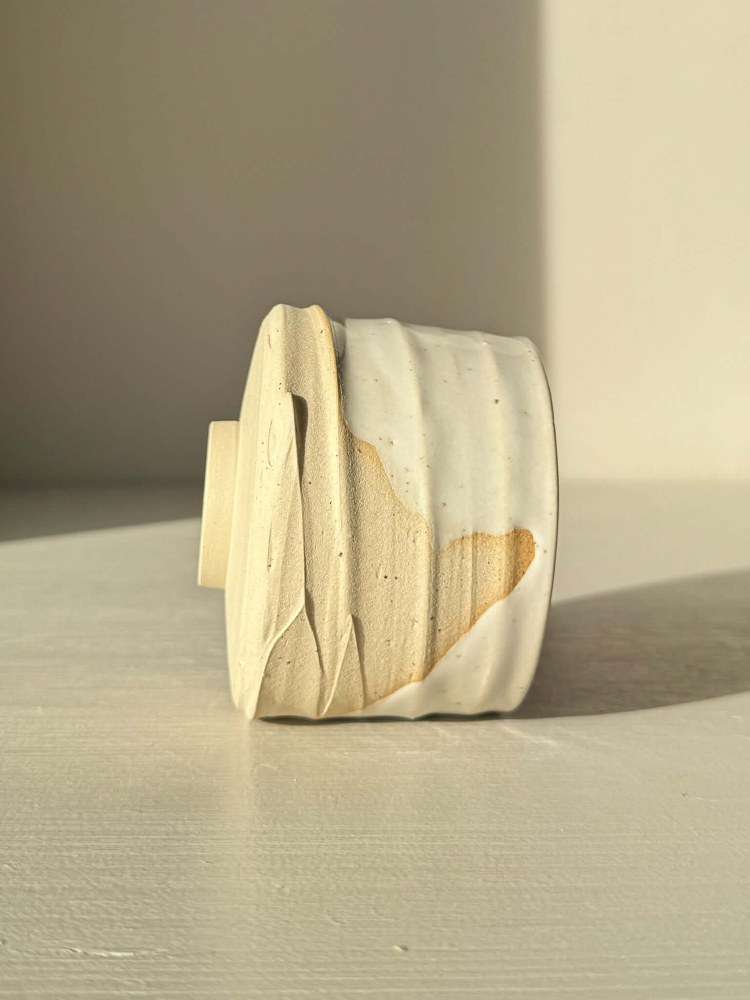 Yunomi Cup – Glossy White #03, side view, showing soft curves and natural stoneware finish with white glaze.