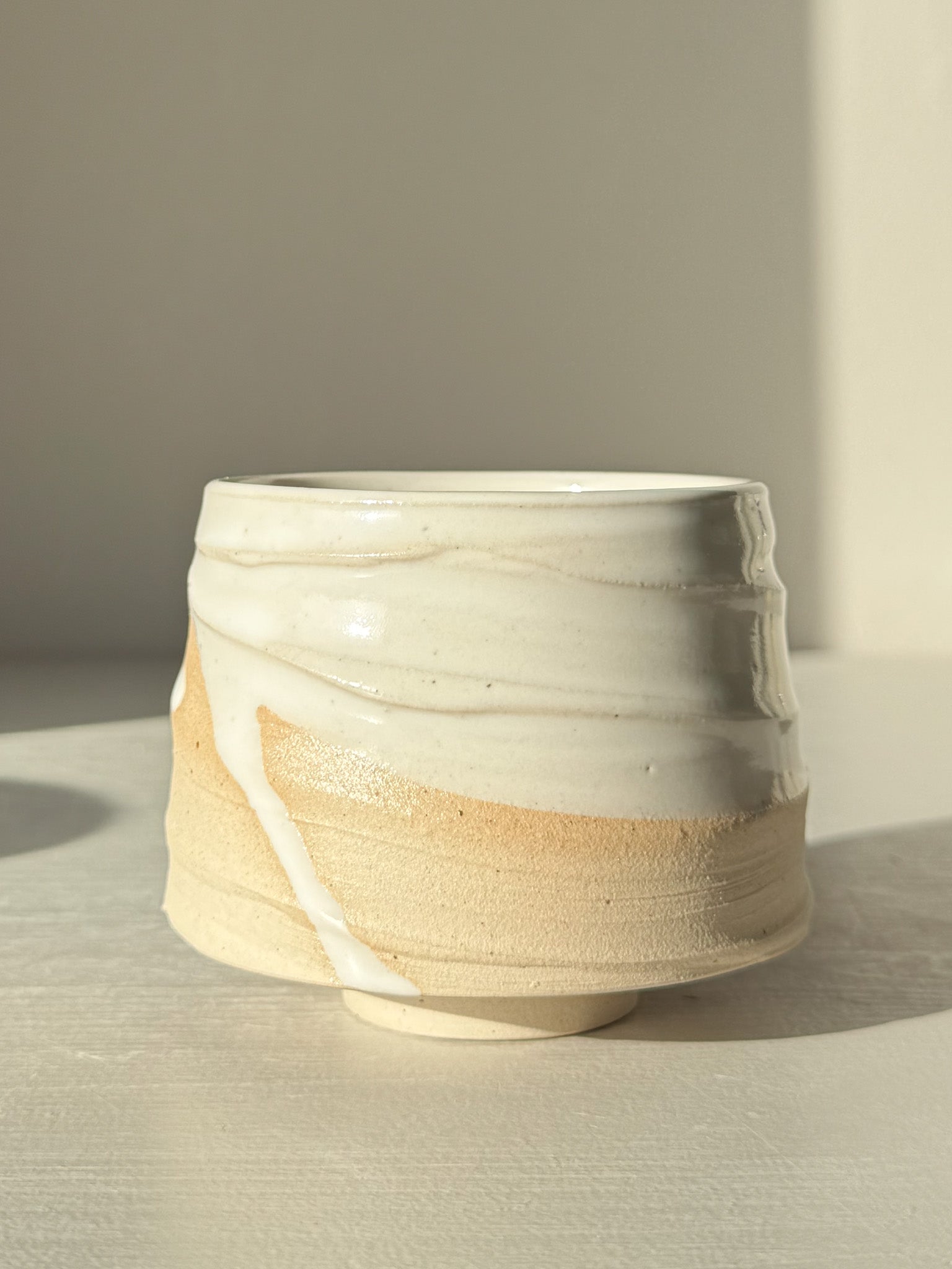 Yunomi Cup – Glossy White #01, stoneware cup with soft curves and white glaze for tea or coffee, elegantly handcrafted.