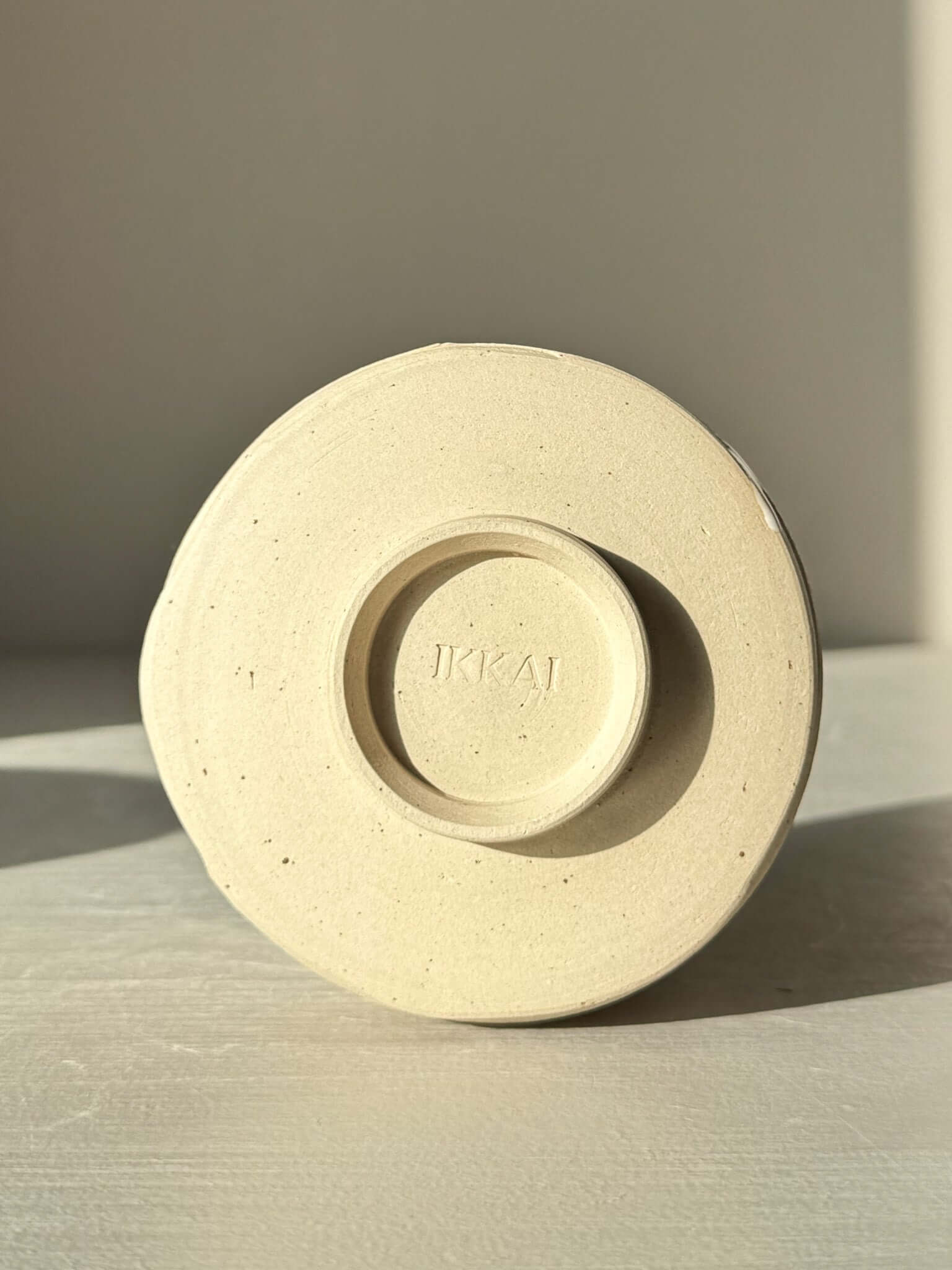 Base view of Yunomi Cup – Glossy White #01 showcasing wheel-thrown stoneware and craftsmanship detail.