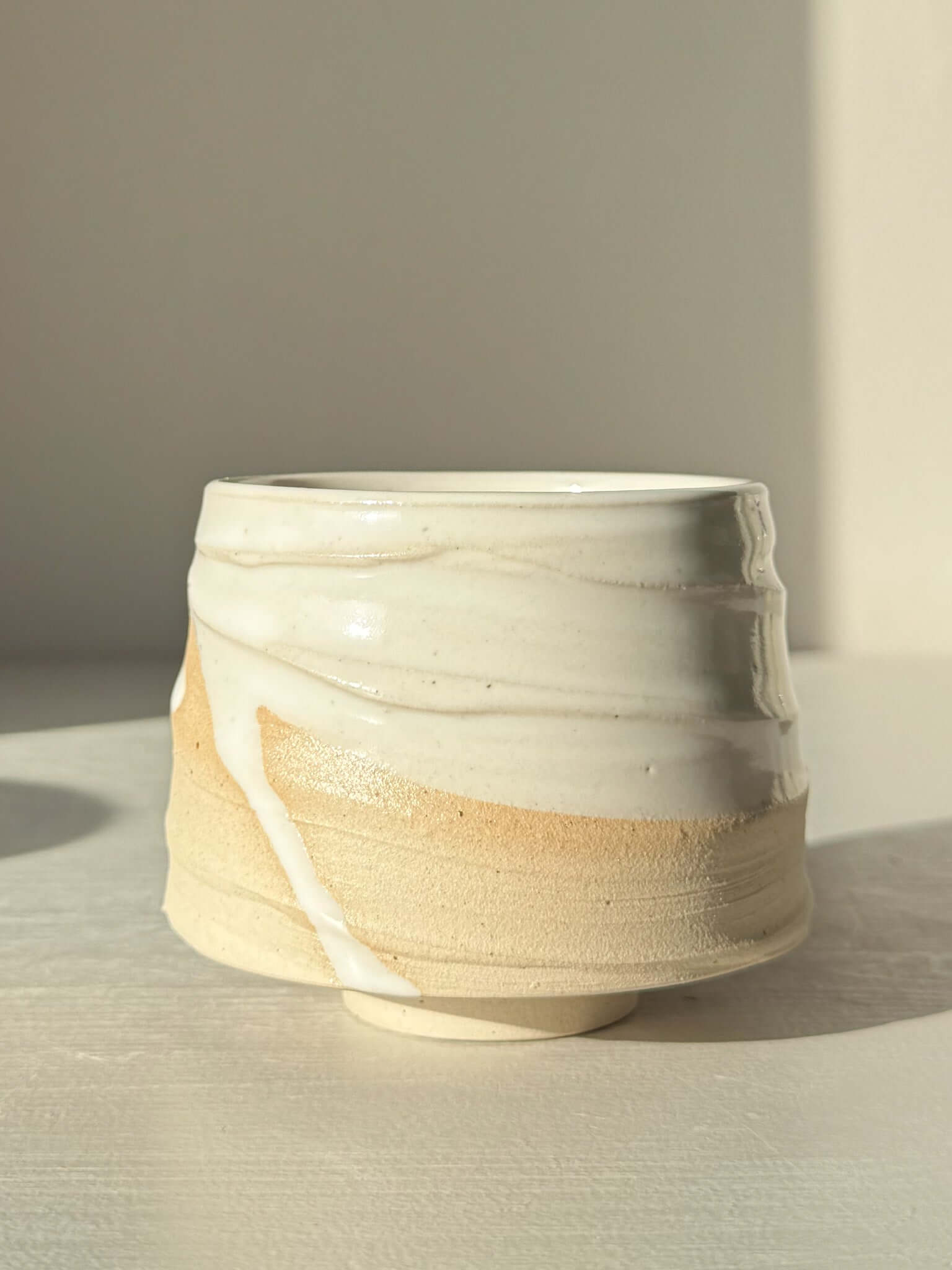 Yunomi Cup – Glossy White #01, stoneware cup with soft curves and white glaze for tea or coffee, elegantly handcrafted.